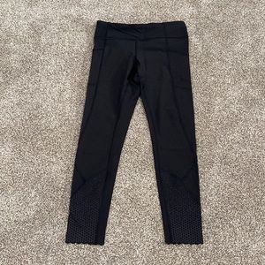Lululemon black 7/8 leggings size 6, side pockets, reflective detailing